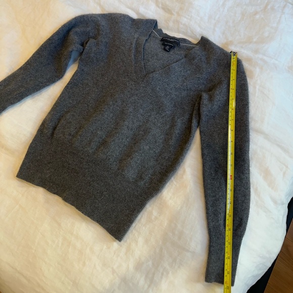 Banana Republic 100% Cashmere V Neck Sweater - Picture 5 of 10